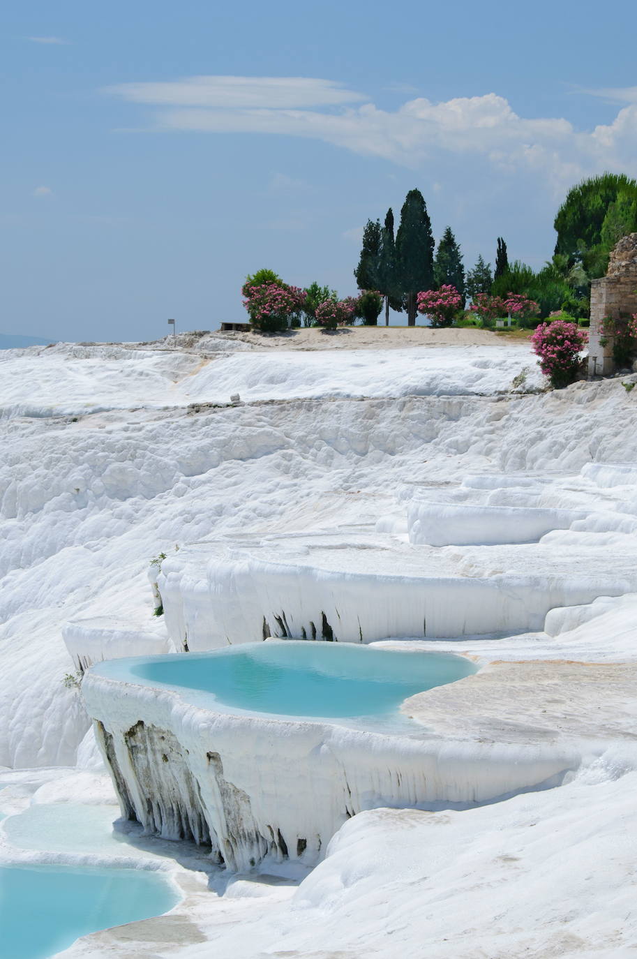 6.- Pamukkale (Denizli, Turquía) | Esta fantasía natural es la principal atracción turística de la región de Anatolia. Cada año atrae a millones de visitantes debido a sus piscinas naturales, de un blanco inmaculado y con aguas de un intenso color verde esmeralda que vierten, como una inmensa cascada pétrea, hacia el valle inferior.