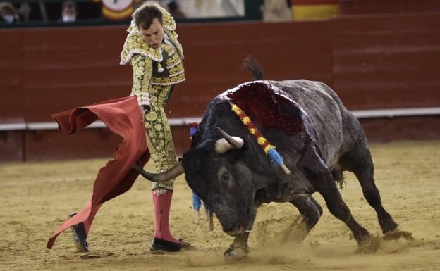 El valenciano Román, durante su faena en la corrida de la Feria de Fallas. 