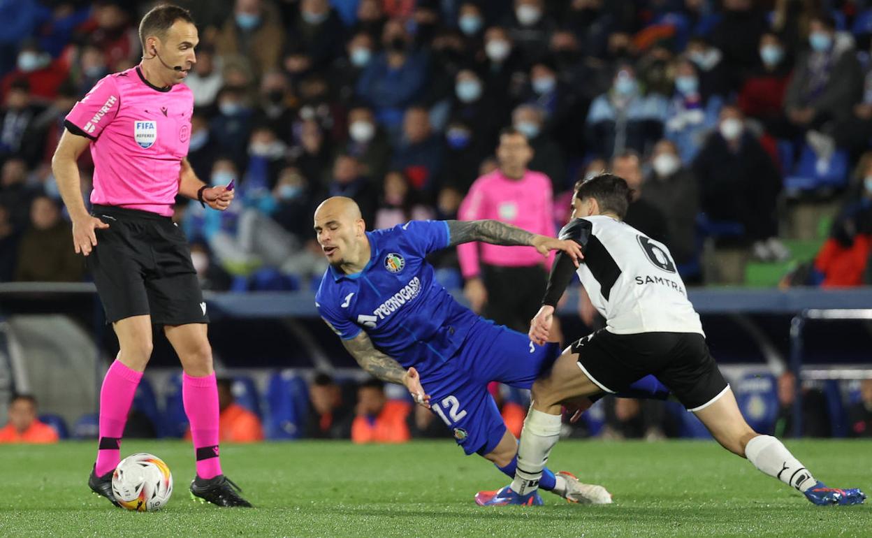 Guillamón, durante el partido ante el Getafe, realizando una falta sobre Sandro