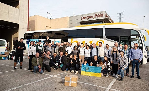 Imagen principal - Diferentes entidades y voluntarios se han unido para ofrecer ayuda humanitaria. 