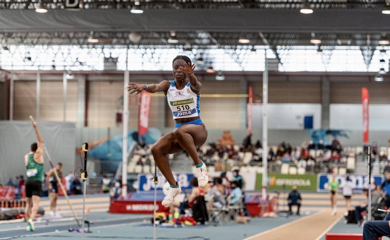 Evelyn Yankey, campeona en salto de longitud.