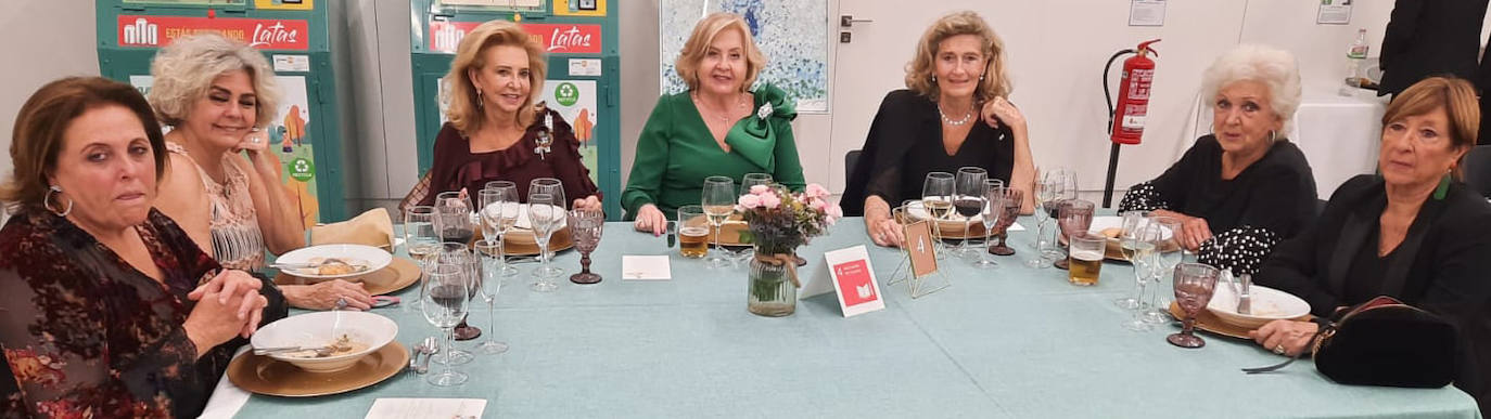 Algunas de las mujeres de la comisión de Honor, Marta de Diego, Mayrén Beneyto, Emilia Hervás, Eugenia Omarramenteria o Maruja Casabuena.