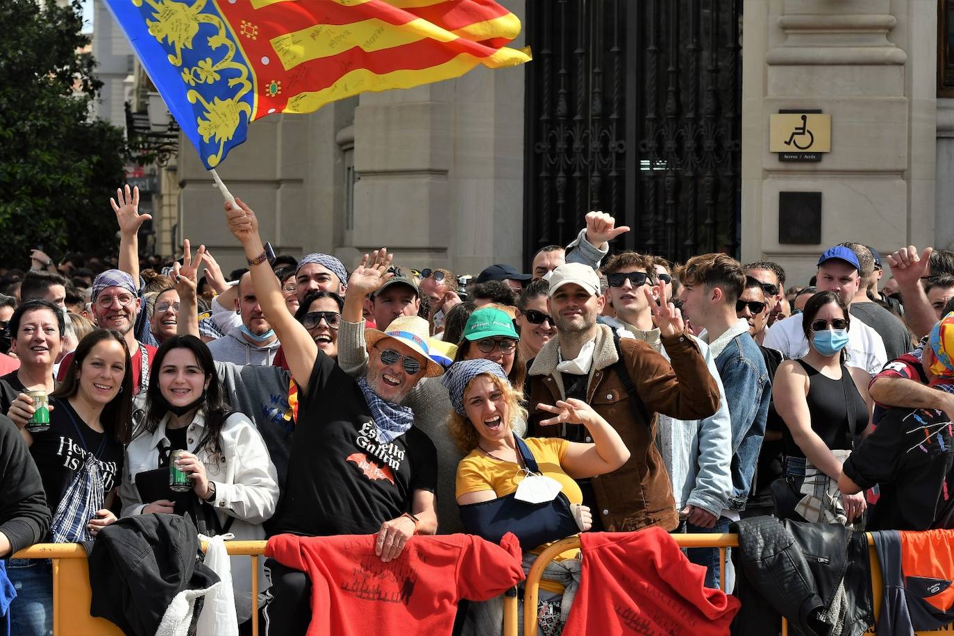 Fotos mascleta domingo: Búscate en la mascletà del domingo 13 de marzo de 2022