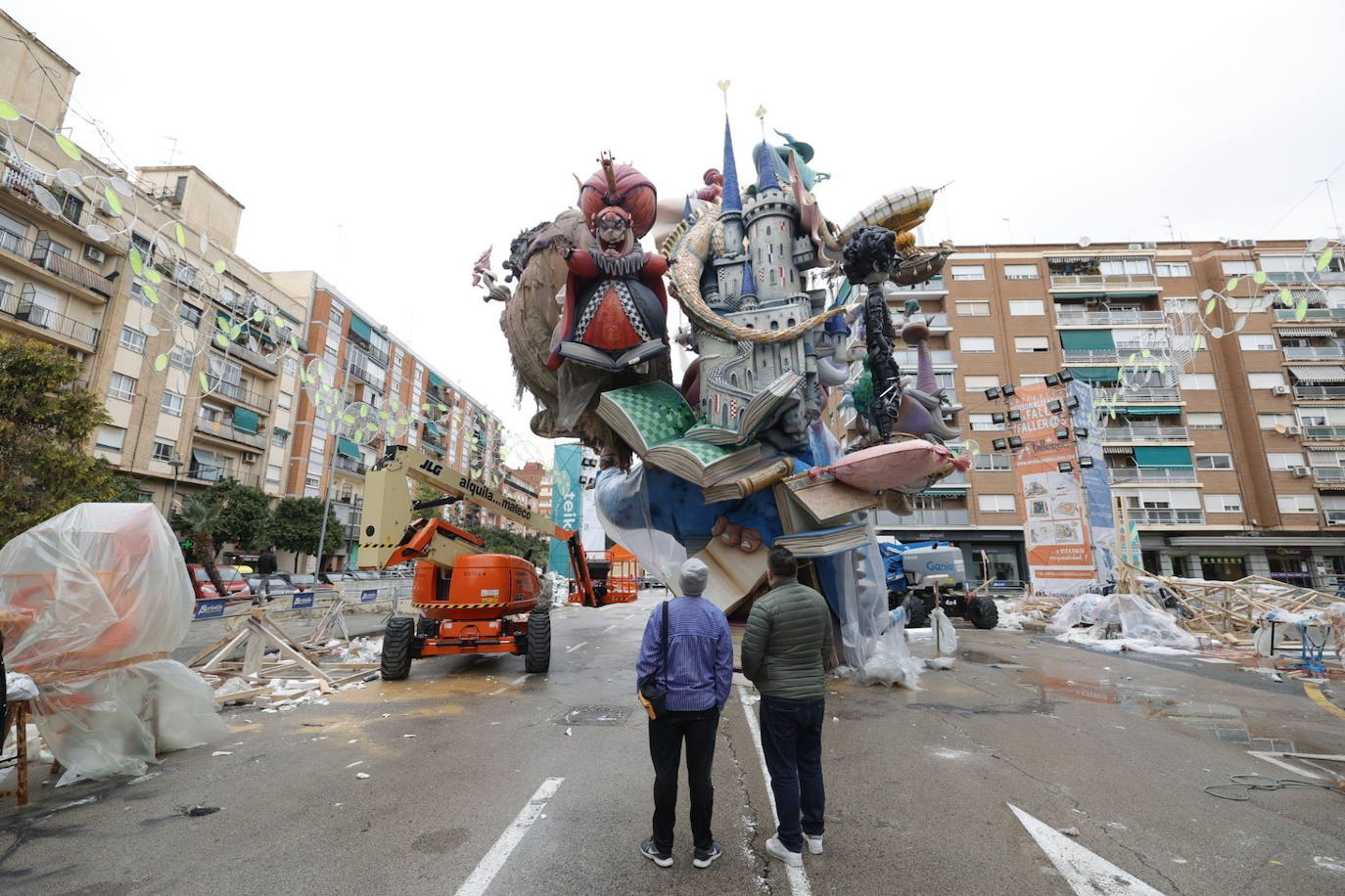 Fotos: Los plásticos que resguardan a las fallas de la lluvia