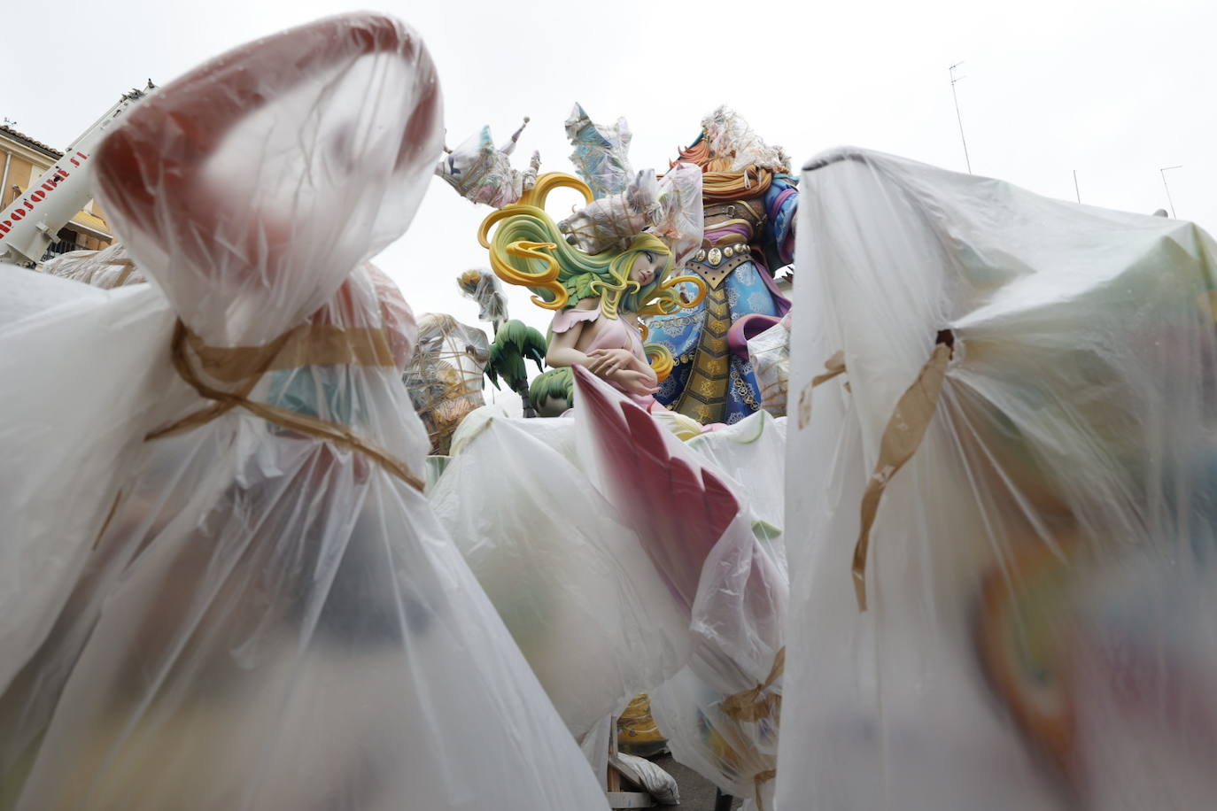 Fotos: Los plásticos que resguardan a las fallas de la lluvia