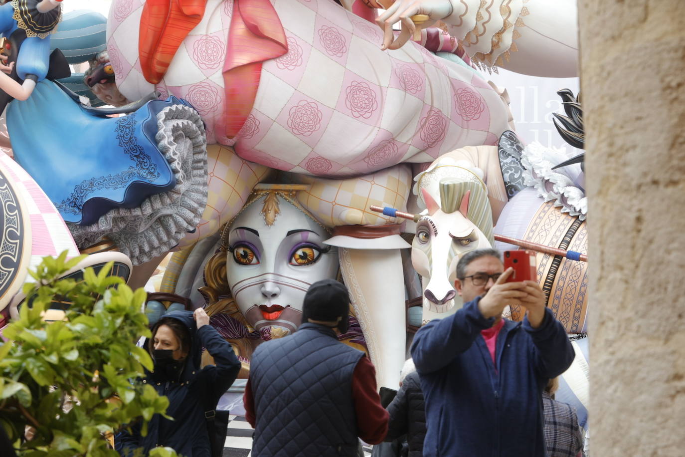 Fotos: Los plásticos que resguardan a las fallas de la lluvia