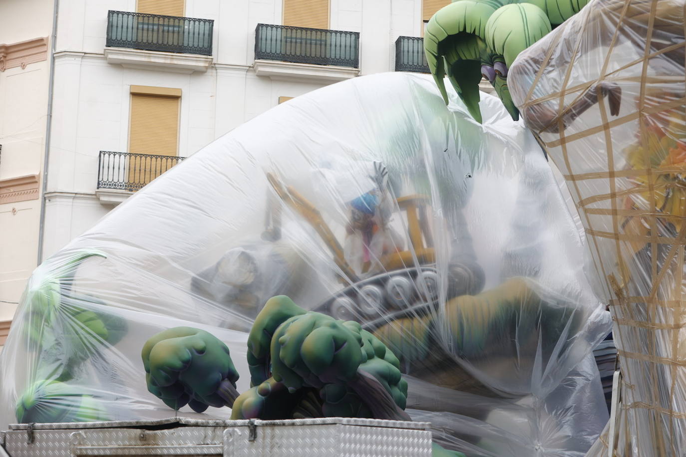 Fotos: Los plásticos que resguardan a las fallas de la lluvia