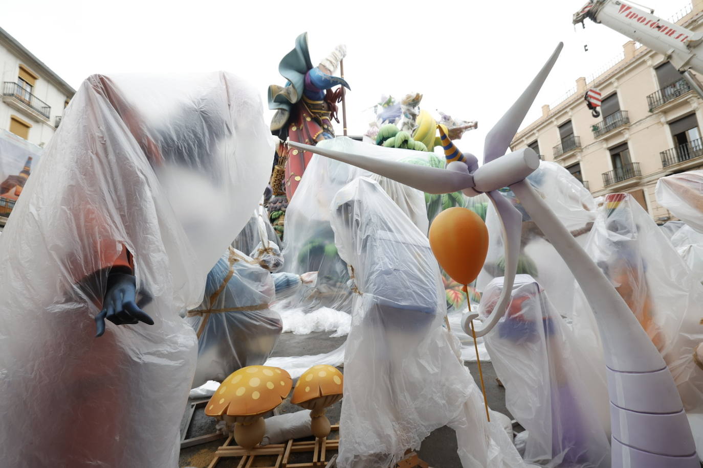 Fotos: Los plásticos que resguardan a las fallas de la lluvia