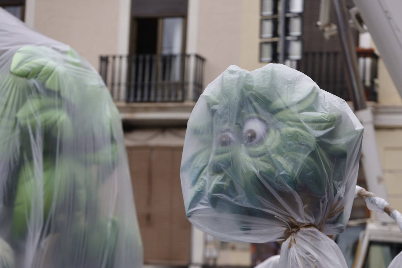 Fotos: Los plásticos que resguardan a las fallas de la lluvia