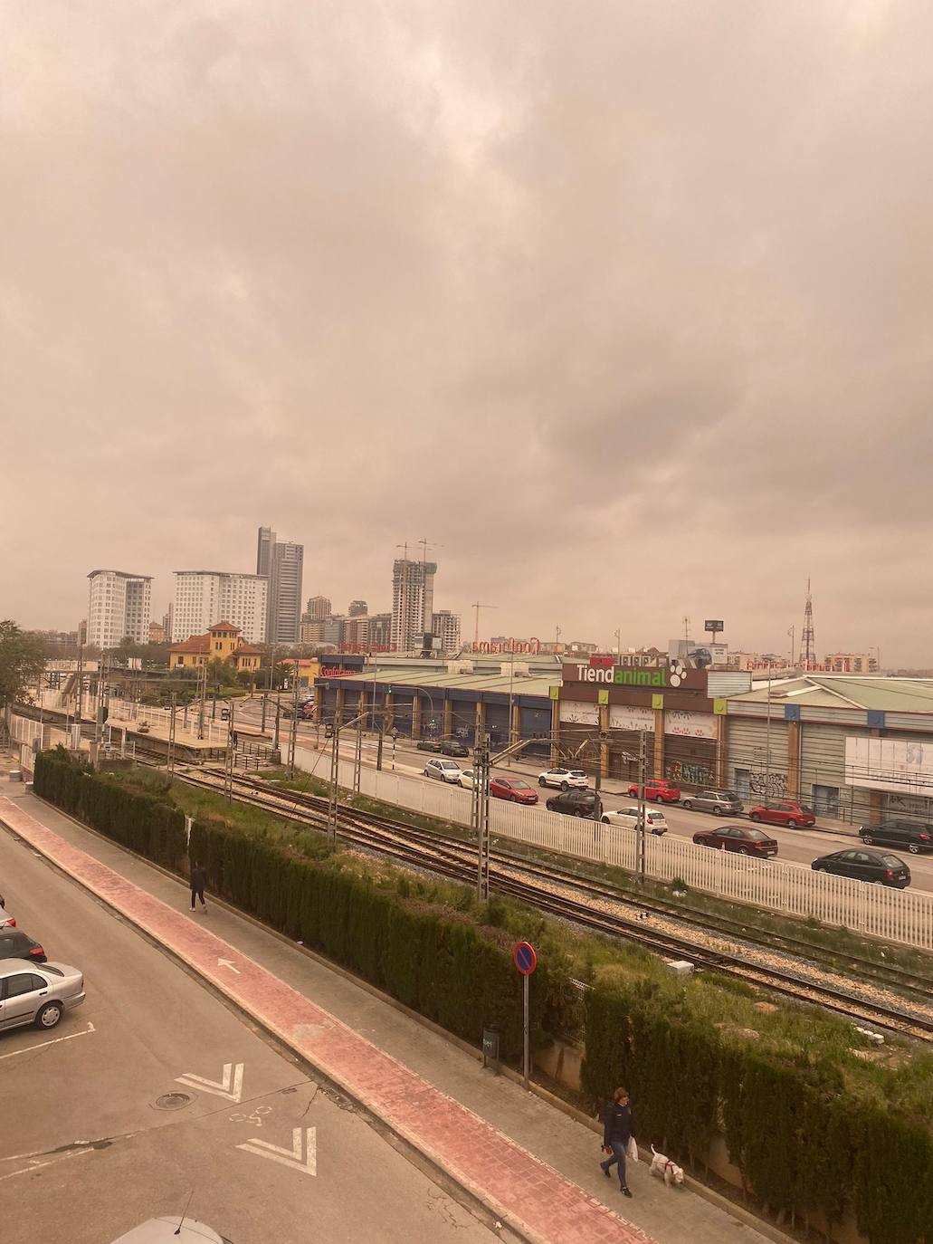 En la imagen, el cielo teñido por la calima en la ciudad de Valencia.