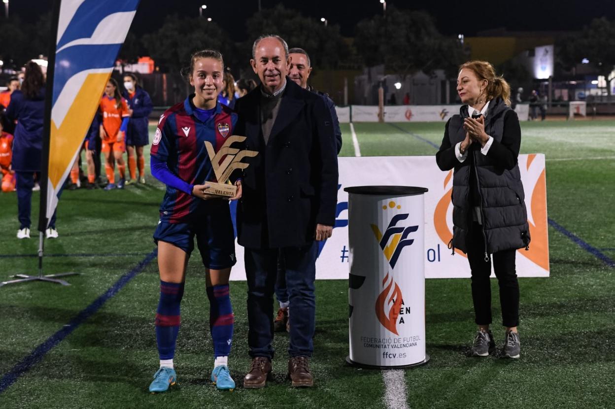 El alcalde entrega el trofeo al Levante. LP