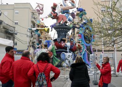 Imagen secundaria 1 - Falla Malvarrosa-Ponz Cavite | Cae parte del remate de Malvarrosa y los artistas la fijarán con grúas y cables