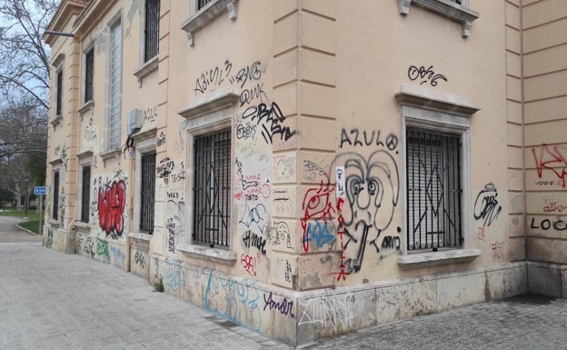 Fachadas de la antigua Casa de Socorro repletas de pintadas. 