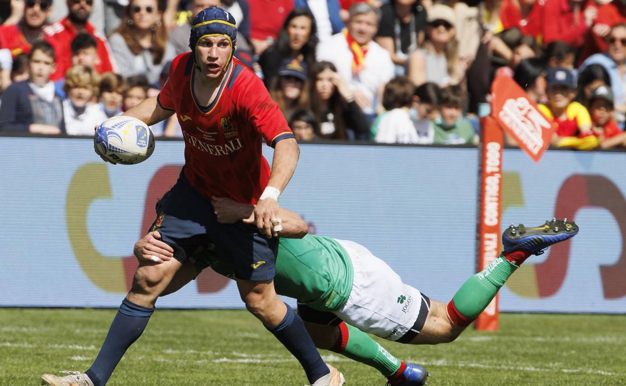 Àlvar Gimeno avanza con el balón durante el partido en el que España consiguió la clasificación para el Mundial. 