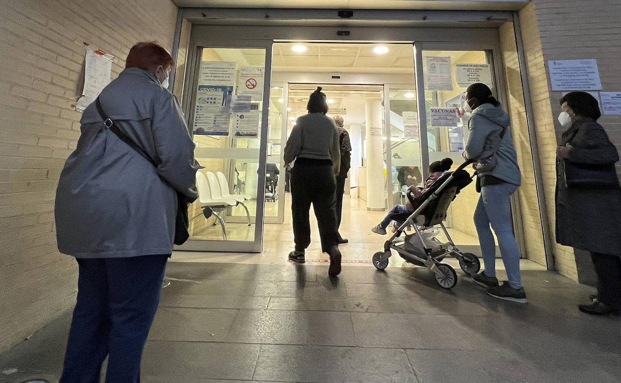 Pacientes a las puertas de un centro de salud de Valencia. 