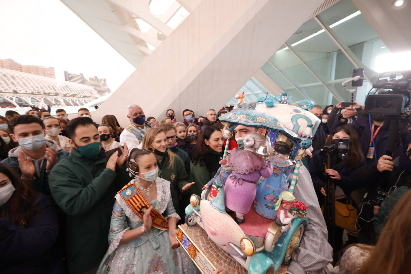 El ninot de la falla infantil de Convento Jerusalén ha sido el indultado por los visitantes de la Exposició del Ninot. La obra del artista José Gallego se salvará del fuego. Es el segundo año que la comisión se lleva este premio.