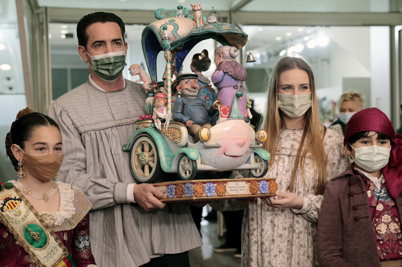 El ninot de la falla infantil de Convento Jerusalén ha sido el indultado por los visitantes de la Exposició del Ninot. La obra del artista José Gallego se salvará del fuego. Es el segundo año que la comisión se lleva este premio.