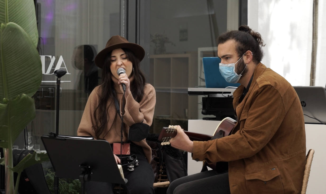 El grupo Badlands con la cantante May Ibáñez en el evento de mujeres.