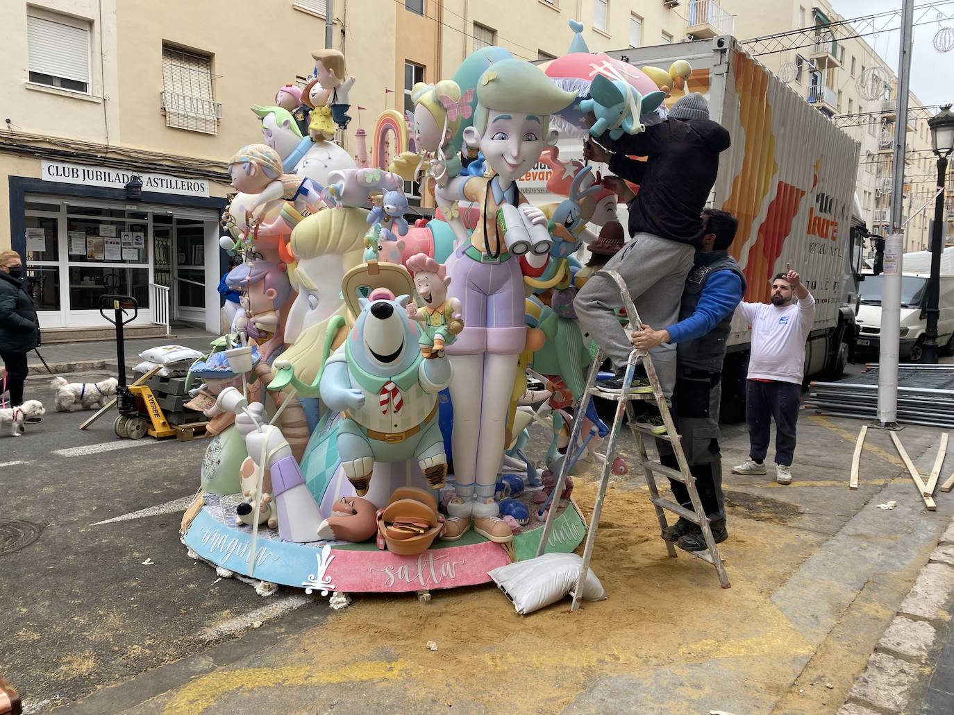 Fotos: La falla infantil de Marvarrosa, trasladada por el viento