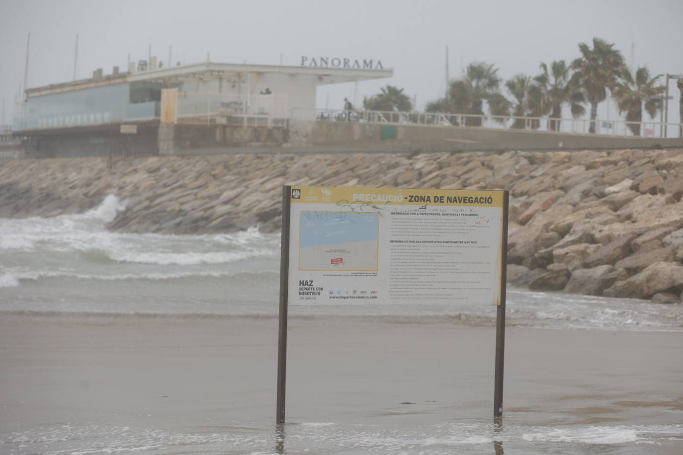 El paseo marítimo se ha llenado de arena por el temporal de viento en Valencia este 15 demarzo. 