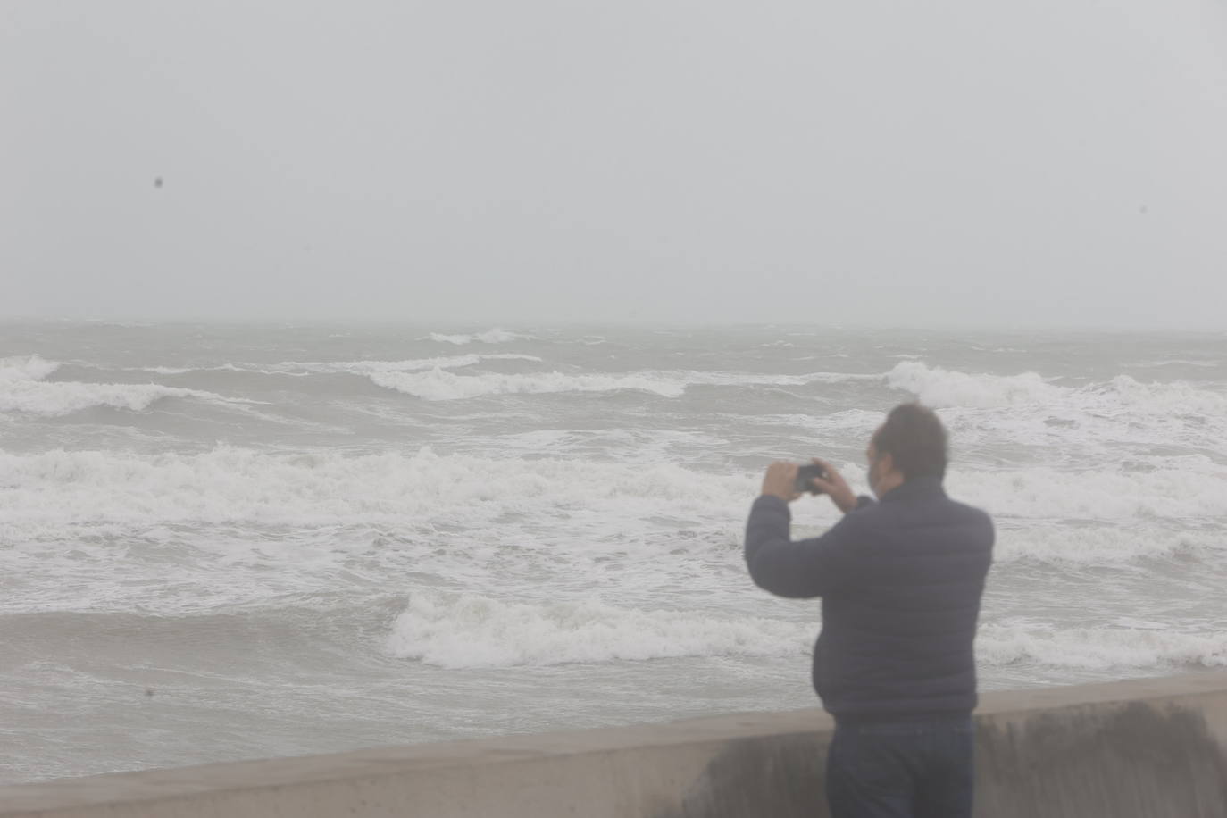 El paseo marítimo se ha llenado de arena por el temporal de viento en Valencia este 15 demarzo. 