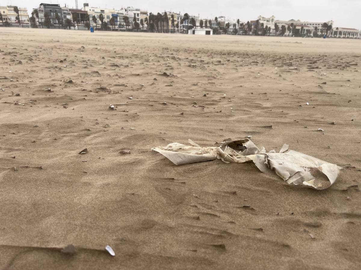 El paseo marítimo se ha llenado de arena por el temporal de viento en Valencia este 15 demarzo. 