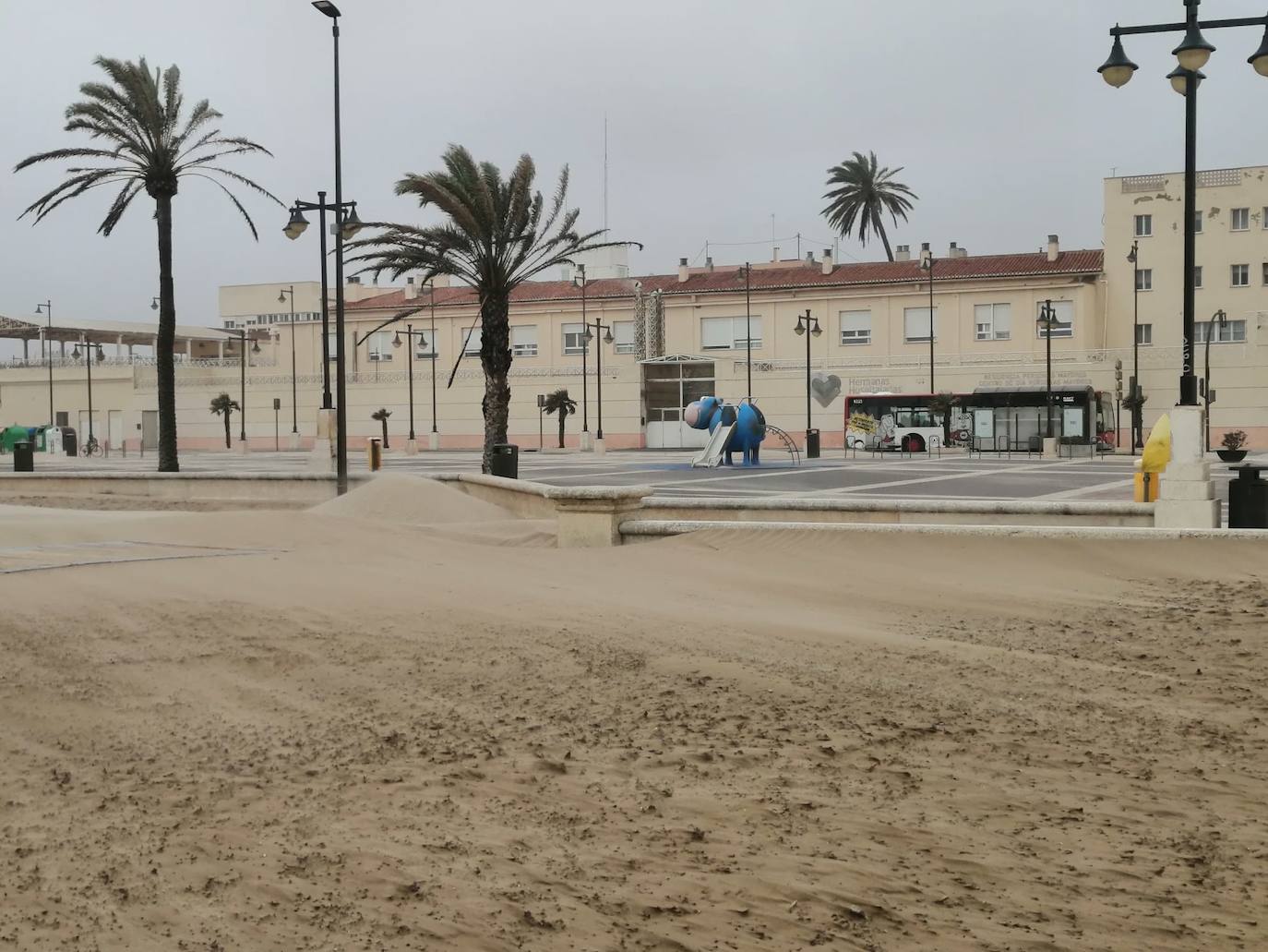 El paseo marítimo se ha llenado de arena por el temporal de viento en Valencia este 15 demarzo. 