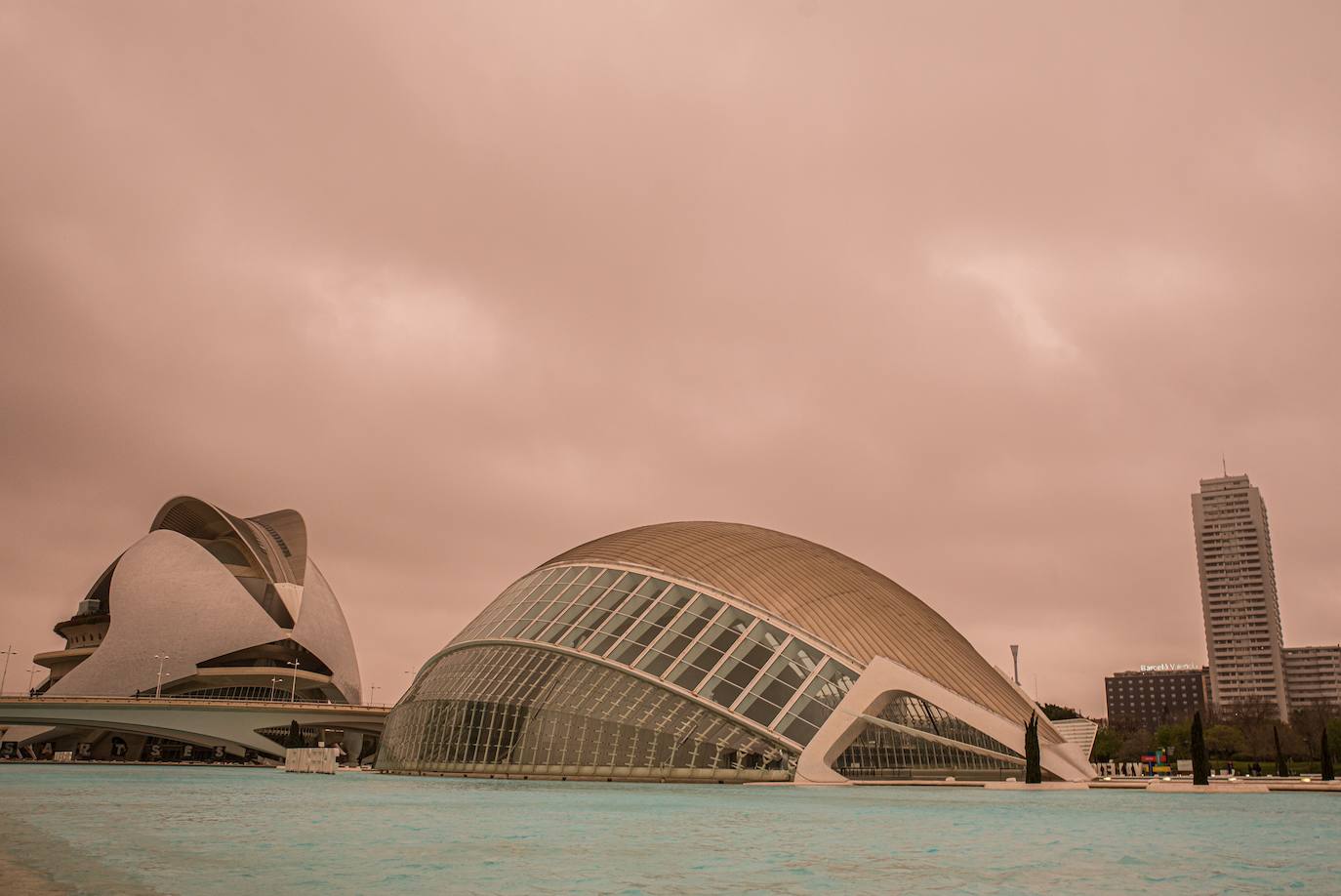 Estampa marciana en la Ciudad de las Artes y las Ciencias de Valencia, con el cielo anaranjado y calima. 