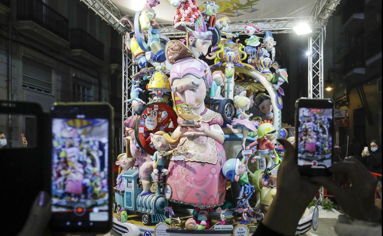 La falla infantil de Convento Jerusalén fotografiada por el público.