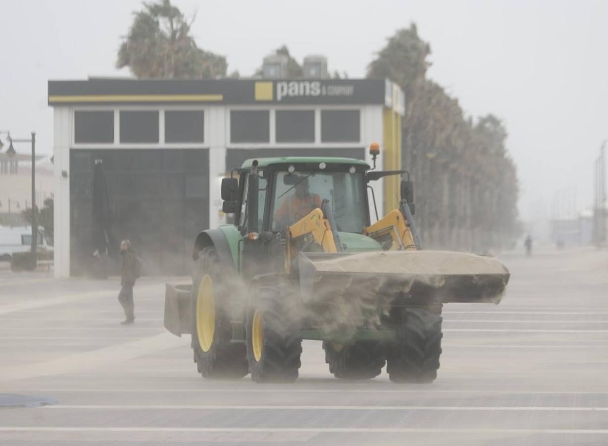 El paseo marítimo se ha llenado de arena por el temporal de viento en Valencia este 15 demarzo. 