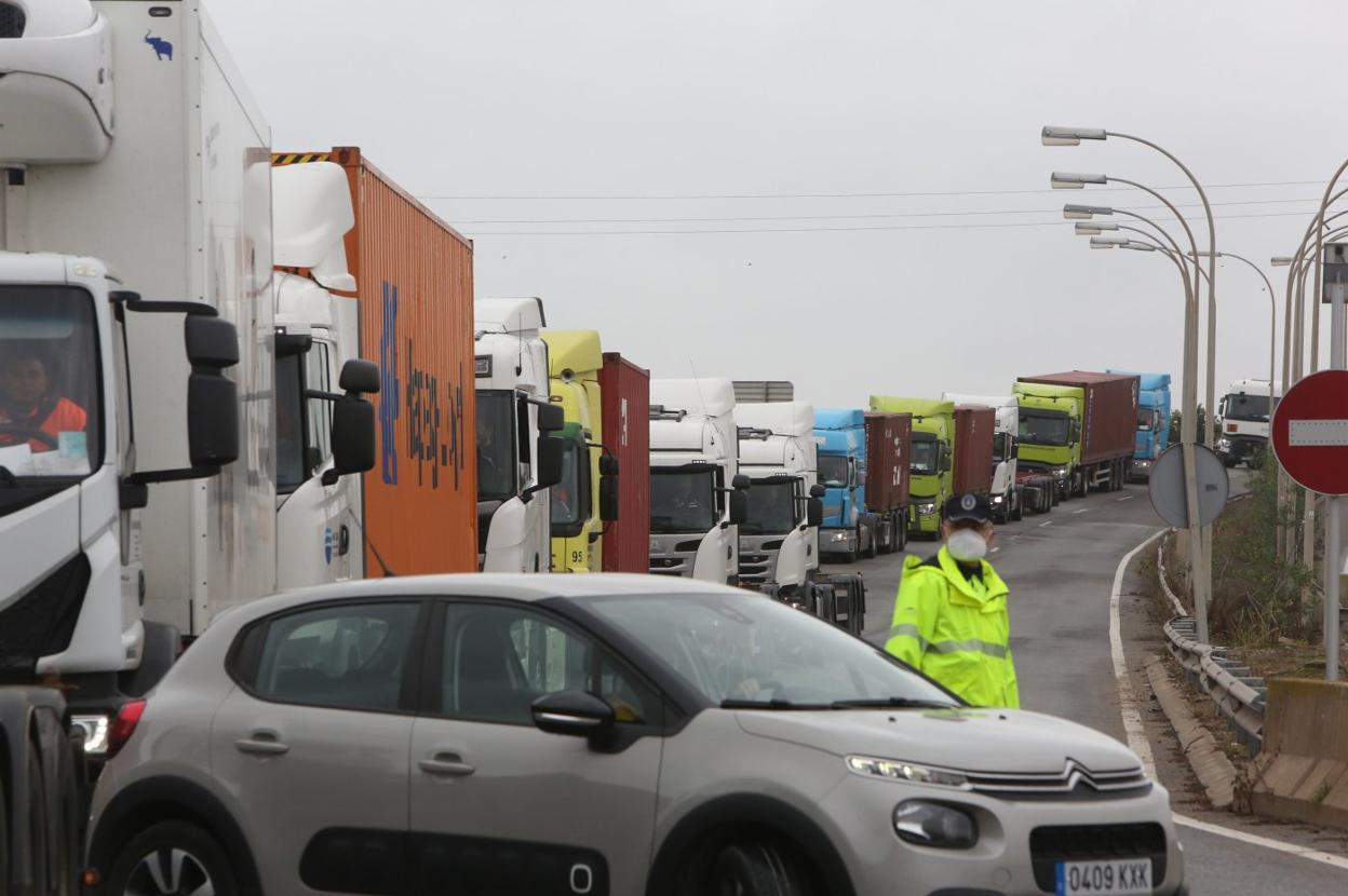 Colas de camiones para acceder al puerto de Valencia. damián torres