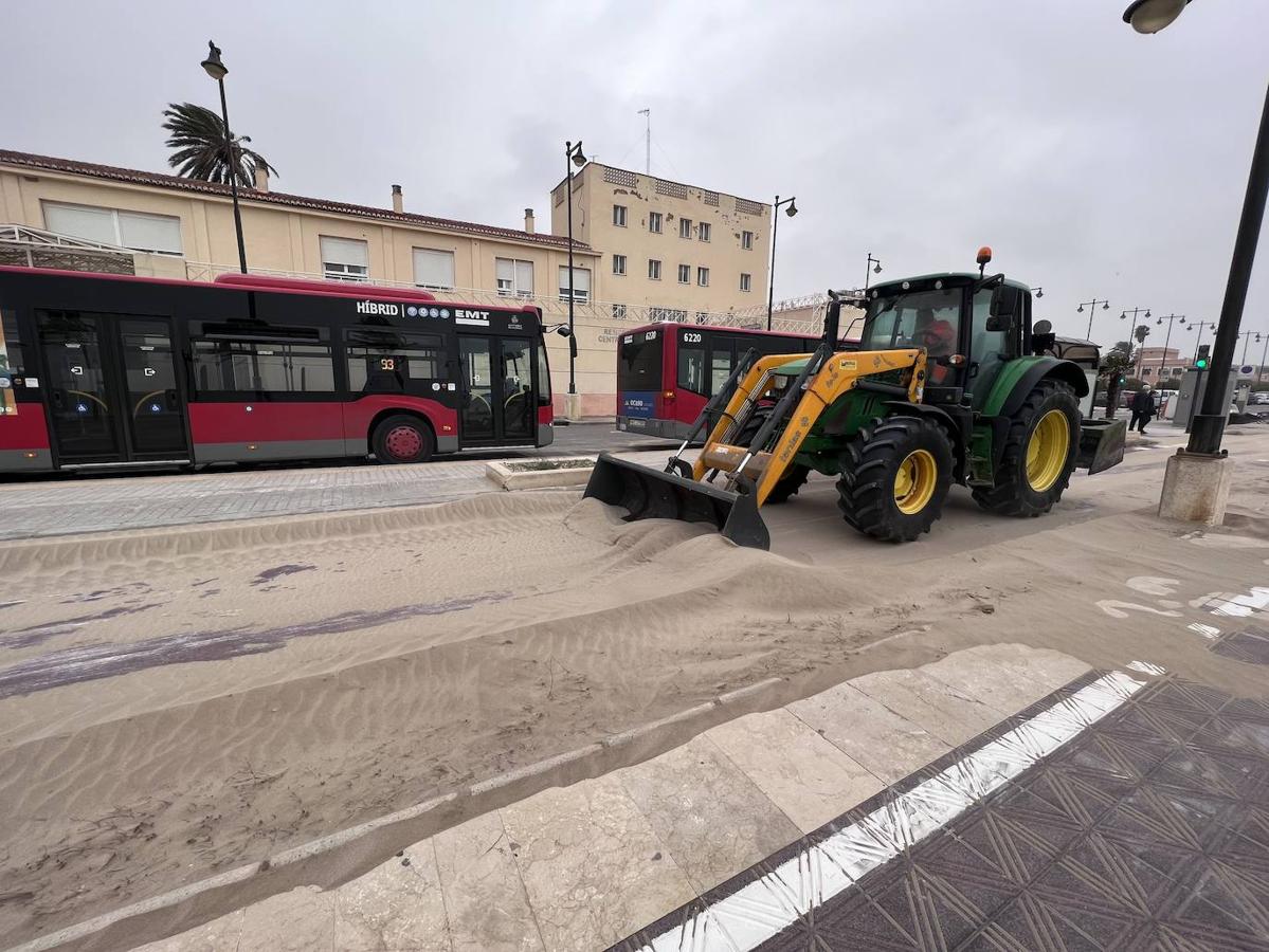 El paseo marítimo se ha llenado de arena por el temporal de viento en Valencia este 15 demarzo. 