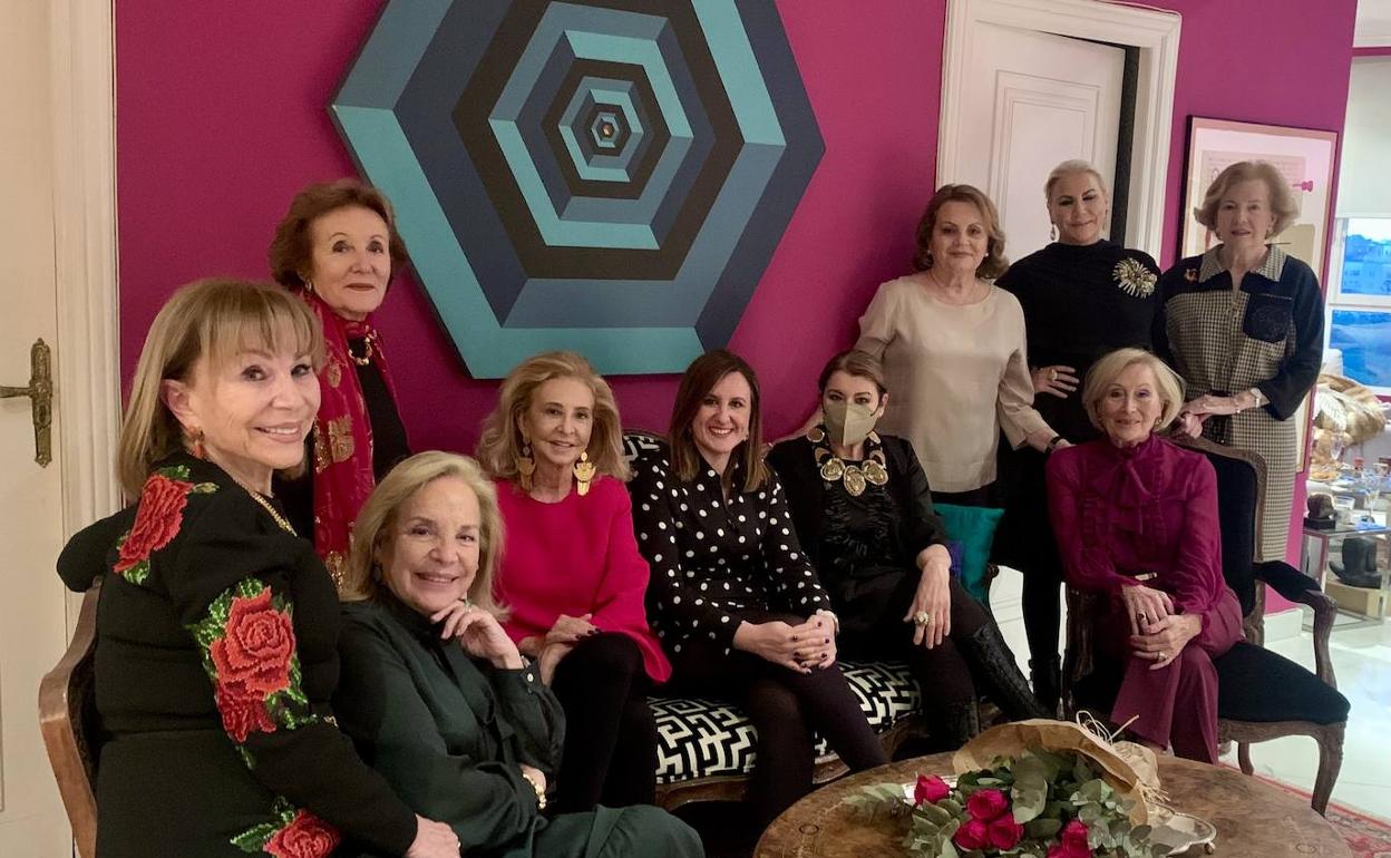 María José Catalá ha comido en casa de Mayrén Beneyto con su grupo de amigas. Entre ellas, May Pérez, María José Navarro, Laura y Blanca Fitera, Merche Fillol o Mamen Rivas.