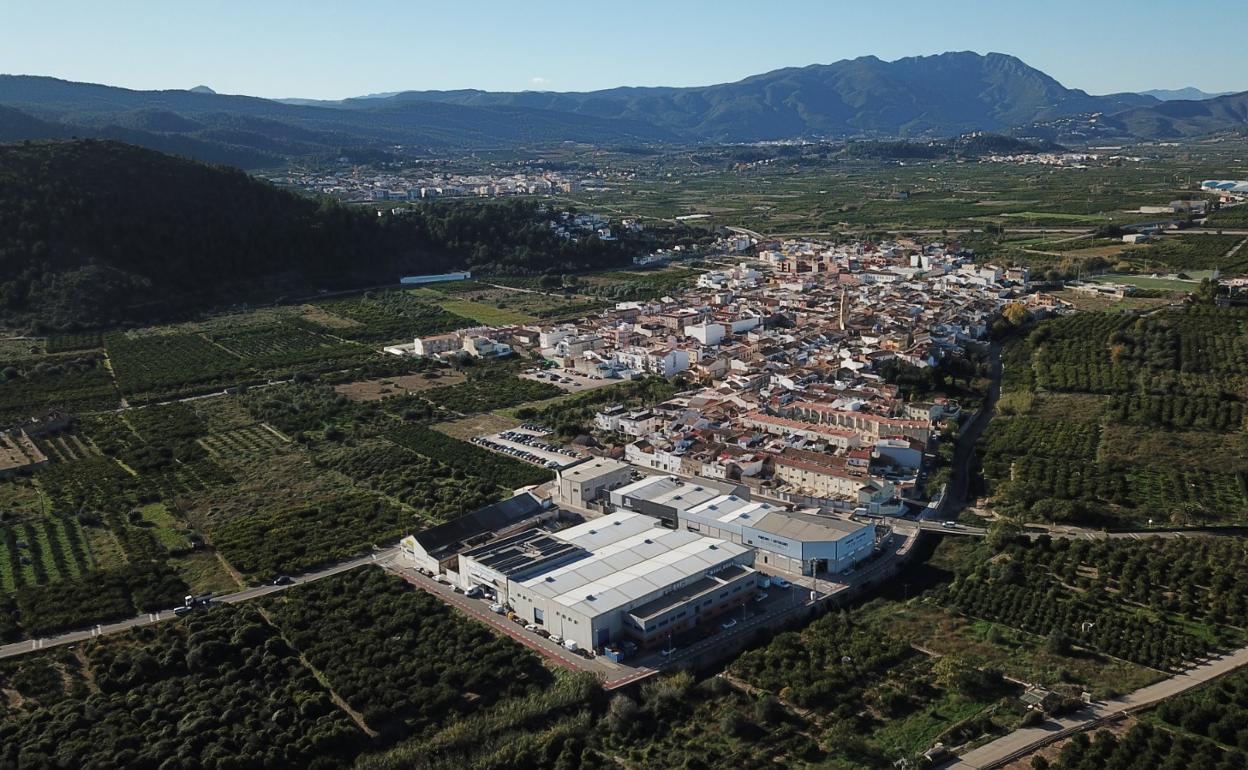 Vista aérea de Rafelcofer con la entrada desde l'Alqueria y el polígono a la derecha. 