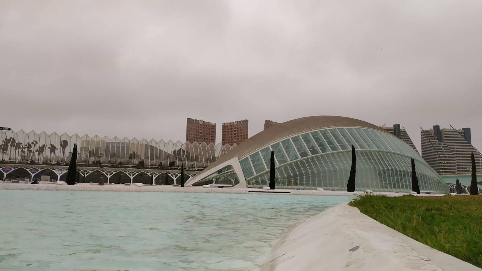 Fotos: Valencia amanece cubierta de nubes