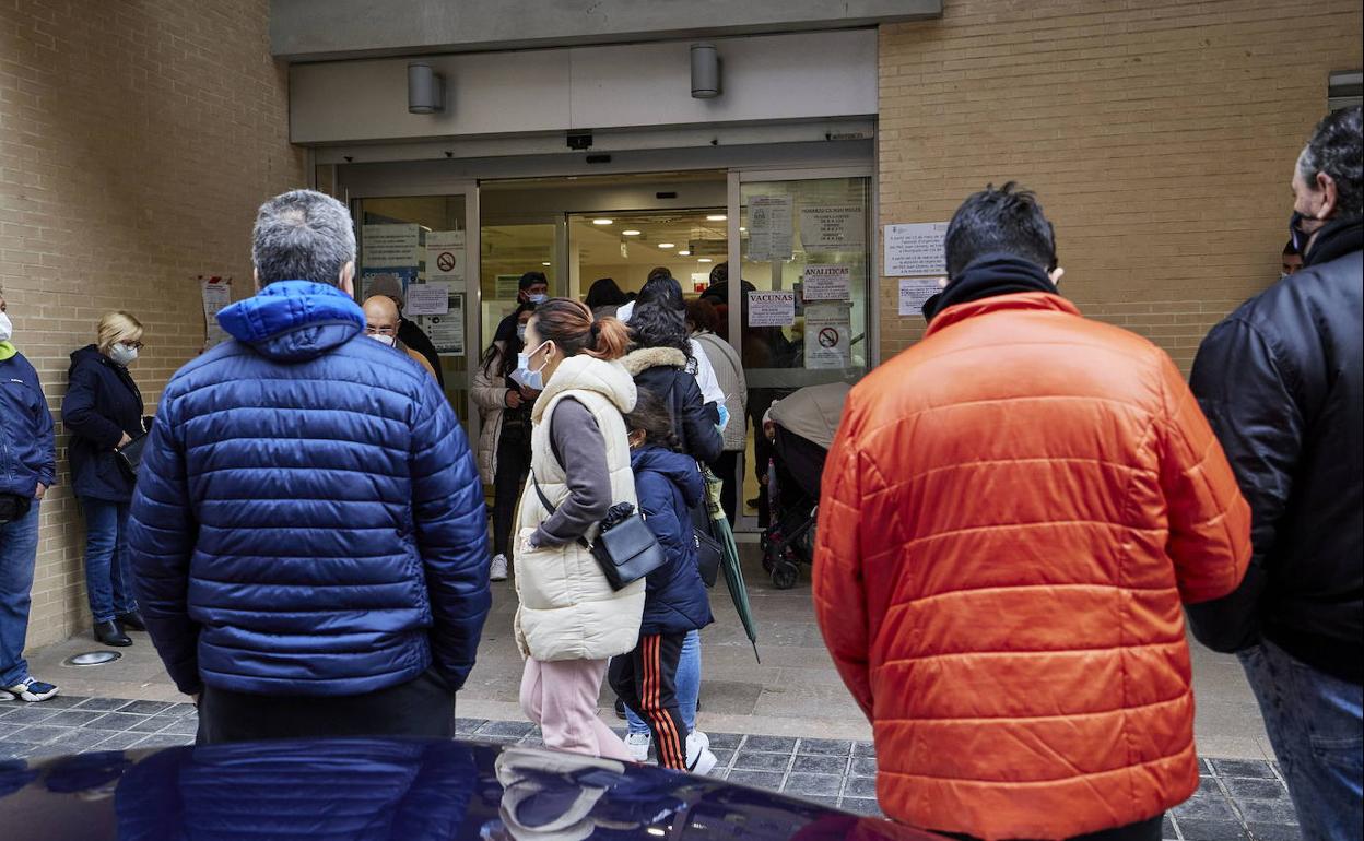 Pacientes a las puertas de un centro de salud valenciano.