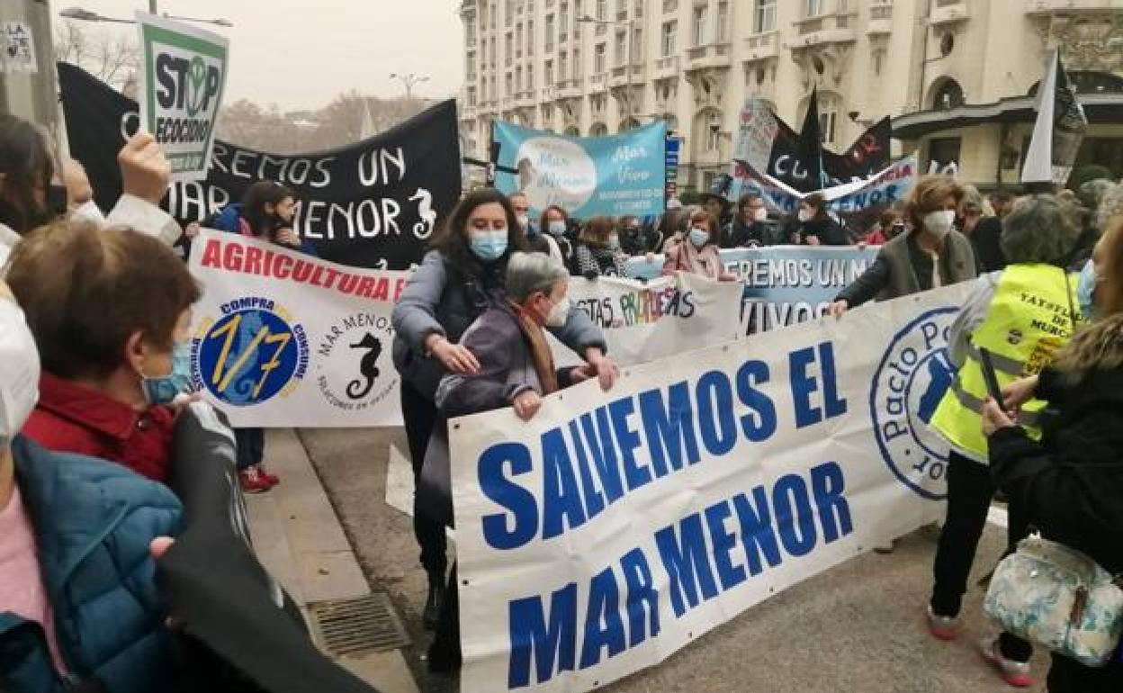 Manifestantes en favor de la ILP, a las puertas del Congreso de los Diputados, este martes. 