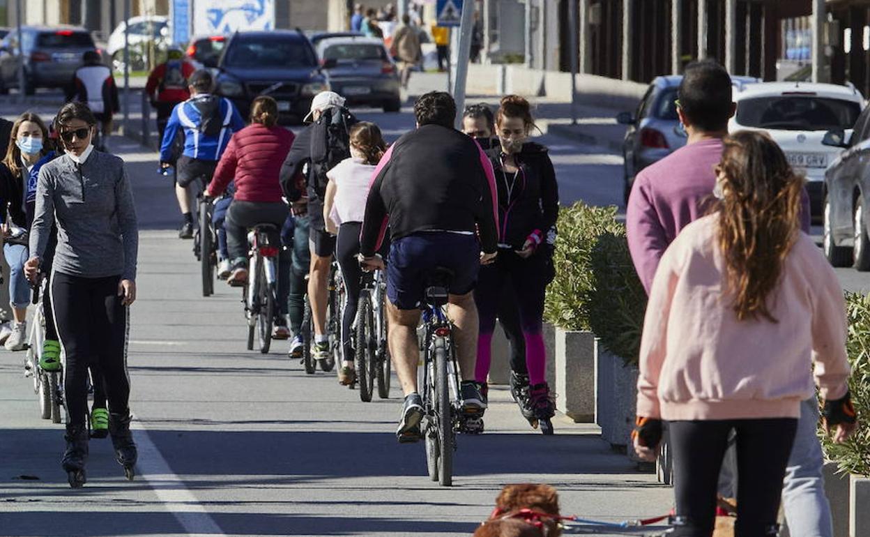 Varias personas paseando por Valencia. 