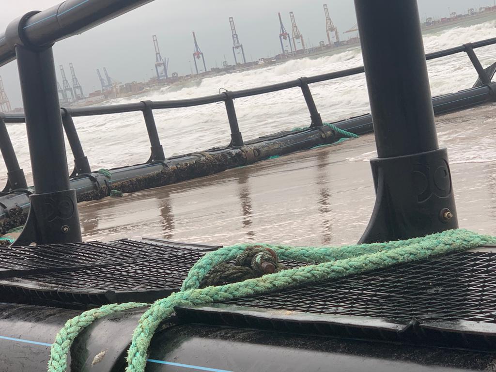 Restos de los anillos de una piscifactoría en la playa del Saler