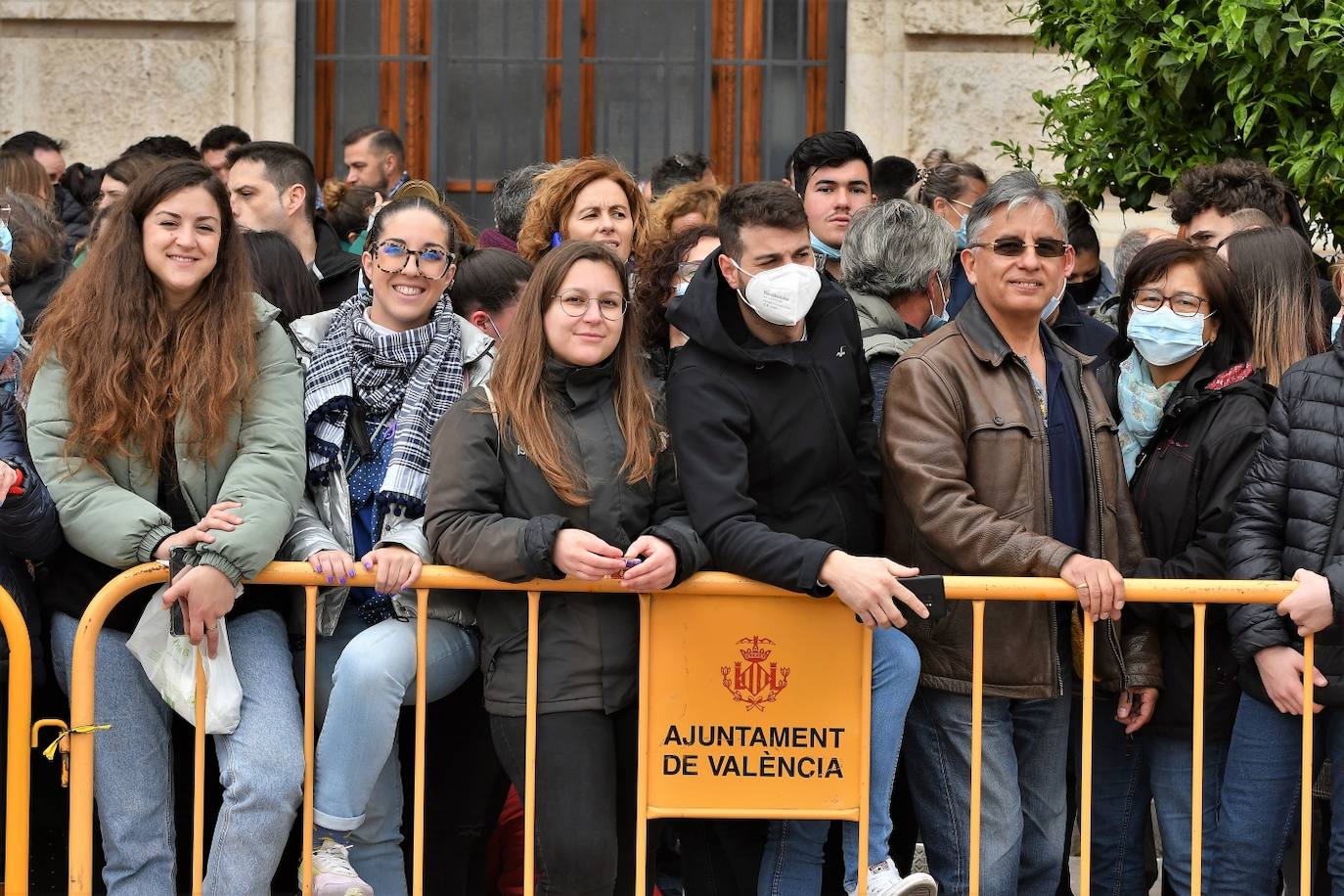 Pirotecnia Turís ha disparado la mascletà del 16 de marzo de 2022 pese a la amenaza de lluvia y al aviso amarillo por viento en uno de los días grandes de las Fallas de Valencia