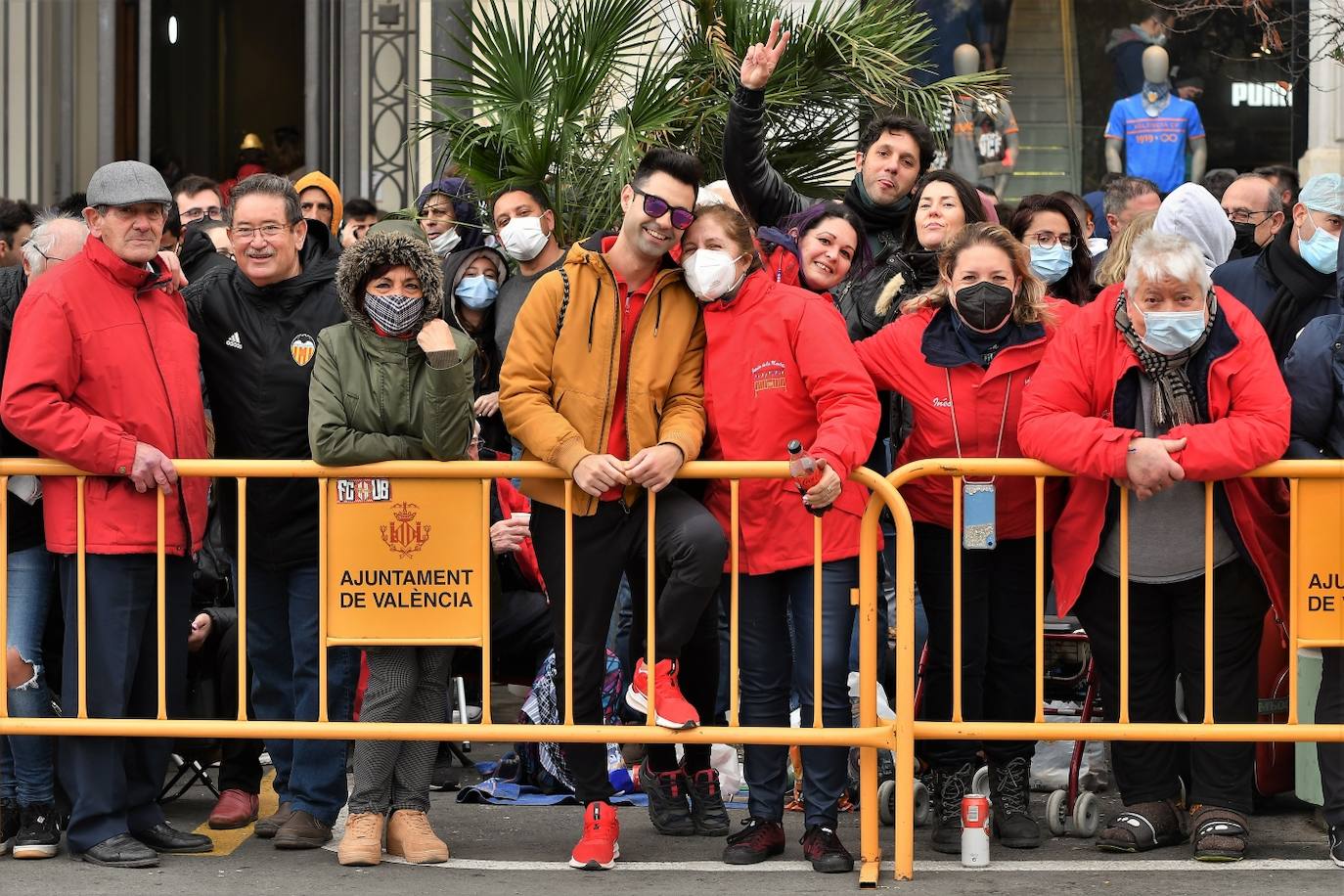 Pirotecnia Turís ha disparado la mascletà del 16 de marzo de 2022 pese a la amenaza de lluvia y al aviso amarillo por viento en uno de los días grandes de las Fallas de Valencia