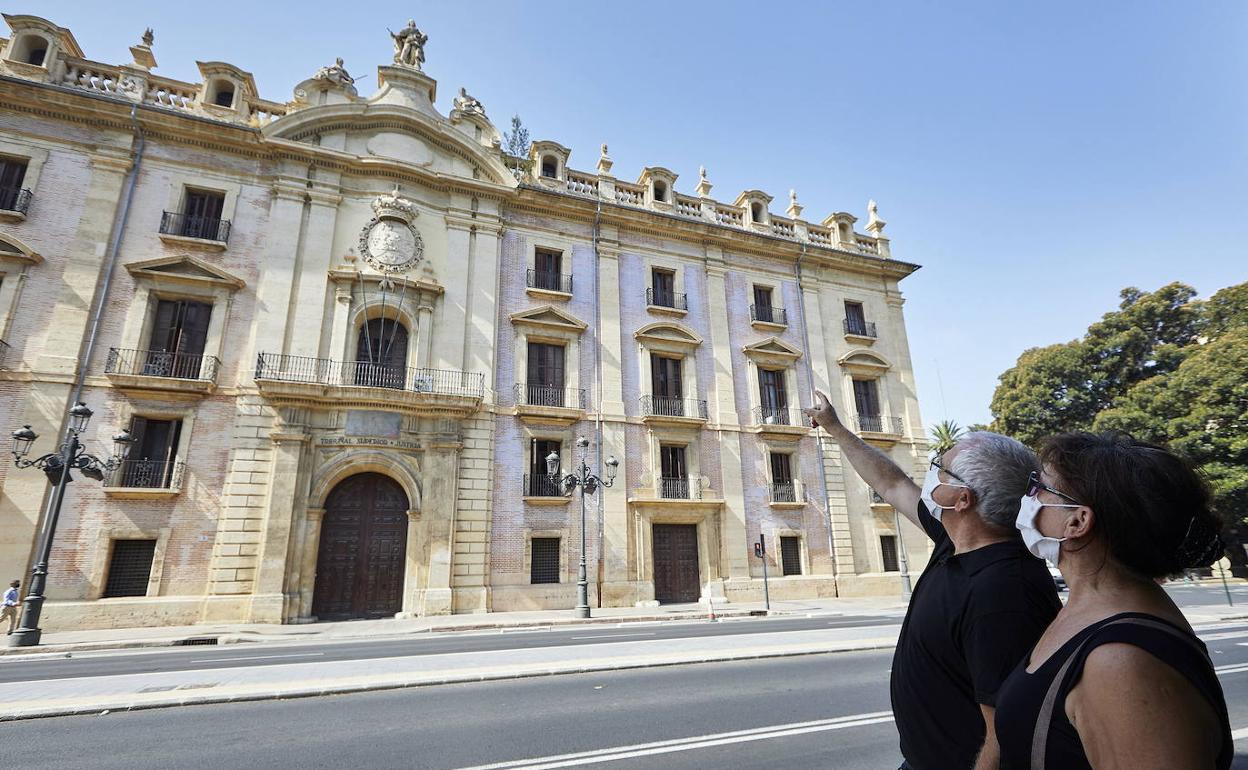 El TSJCV condena a 24 años de cárcel al acusado por el asesinato de la madre y otros 14 años más por el asesinato en grado de tentativa de su padre. 