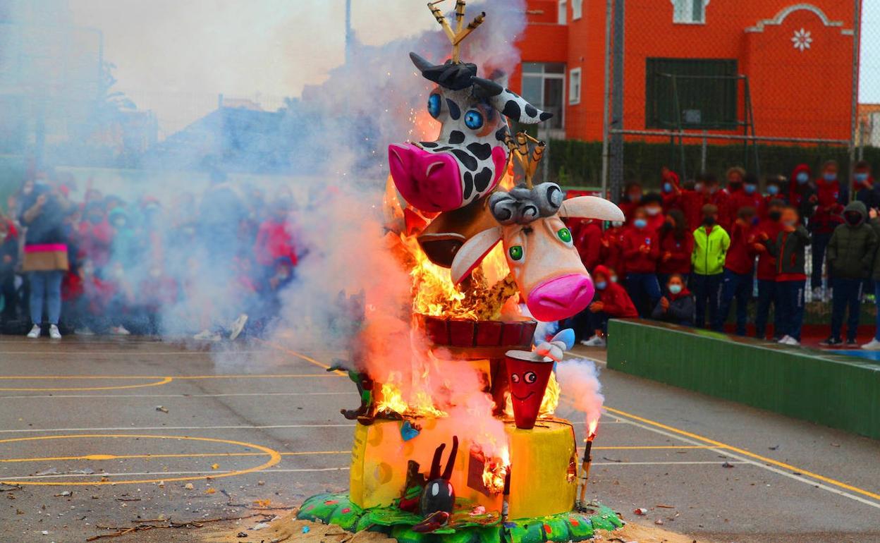Los escolares de Dénia disfrutan con la cremà