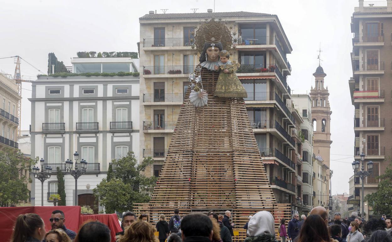 Catafalco de la Mare de Déu preparado para la Ofrenda. 