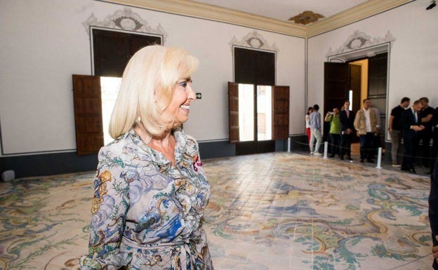 Durante la inauguración del Colegio del Arte Mayor de la Seda, que contó con financiación de la Fundación Hortensia Herrero, la mujer de Juan Roig lució un vestido de seda diseñado por Marta de Diego.