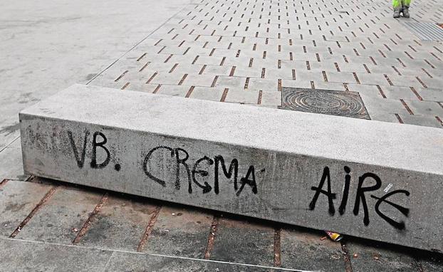 «Nos amenazaron con cuchillos por recriminarles que orinaban en la puerta»