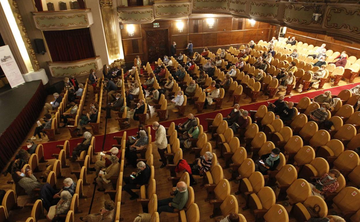 Patio de butacas de un teatro con espacios libres. 