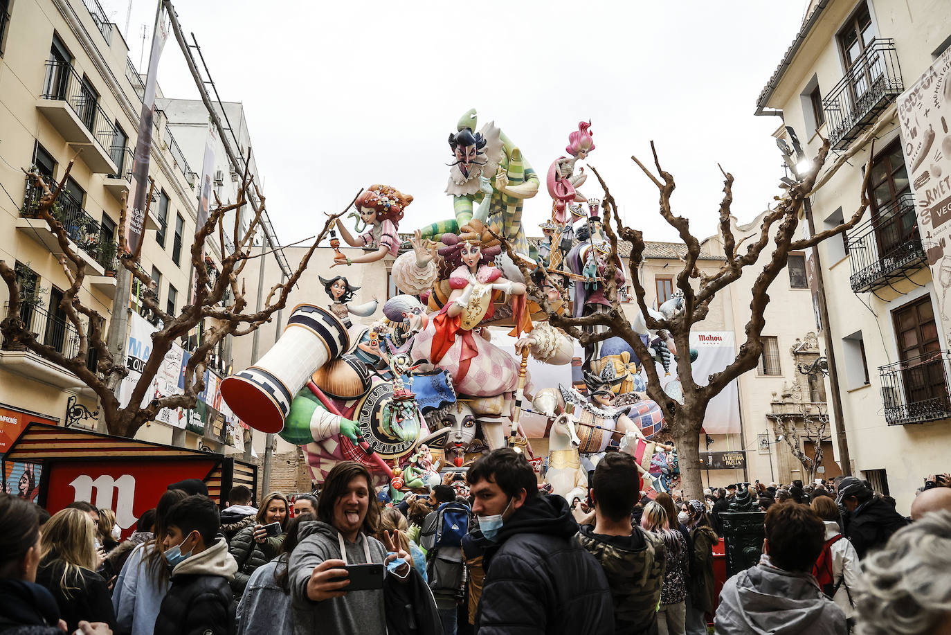 La falla de la plaza del Pilar simboliza a las nuevas tecnologías, la clase política o las farmacéuticas mediante las figuras de la reina o el alfil. El lema de este año es directo: 'Jaque'