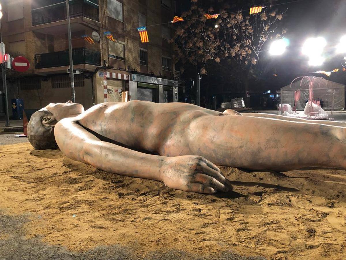 El monumento 'Jo visc', también de la artista Anna Ruiz para la falla Castielfabib de Valencia. 