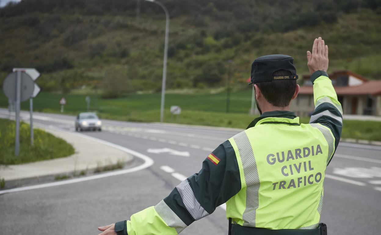 Un agente de la Guardia Civil da el alto a un vehículo en un control de tráfico. 